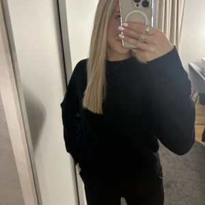 Svart sweatshirt  - Svart sweatshirt från HM strl XS.