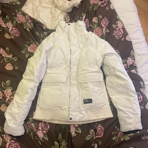Vinter jacka - Ganska bra skick lite lite smutsig, det står xxs men skulle lätt säga m