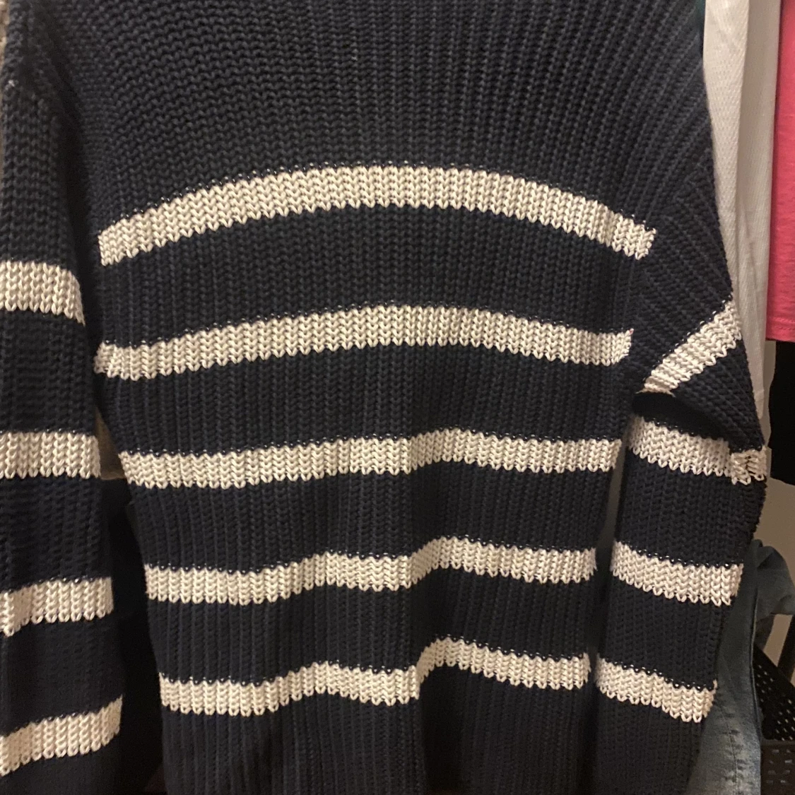Randig stickadtröja 