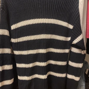 Randig stickadtröja  - Jag säljer denna superfina blåvit randig tröja ifrån lager157, använd få gånger, skriv privat för fler bilder! 