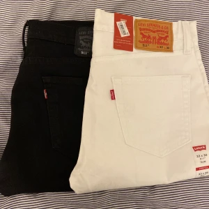 511 levis jeans herr - Säljer dessa 511 levis jeans då de ej kommer till användning, d vita är aldrig använda och har prislapp kvar å allt☺️ de svarta är i nyskick. Nypris är 1200, lägger ut för 500 st men priset kan diskuteras 🫶🏼 storleken på båda jeansen ser ni på sida 3