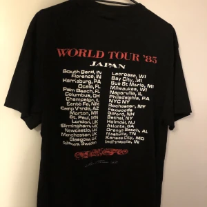 weekday t shirt - Weekday t shirt storlek S oversized  fint skick