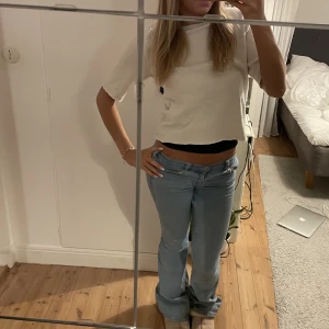 Stickad tröja  - Stickad t-shirt. Jätteskön och snygg på samma gång, värmer bra till hösten. Inte nopprig 