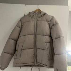 Hm puffjacka - Säljer min populära puffjacka ifrån hm. Endast använd få gånger så den är i nyskick. Det är stl xs men den är stor i storlek så passar även s (m). Jättevarmt och gosig.💕