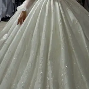 En jätte fin bröllopklänning som köpte från turkiet. Köpte för 20000 och vill sälja 10000. Den lyser i kväll för att den har mycket glitter 💞 och ren i ny skick. 