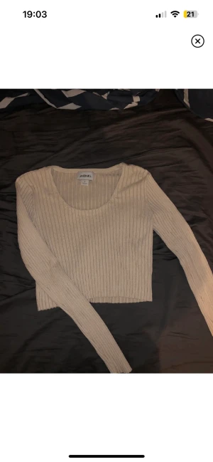 Tröja - Snygg ribbad tröja från Monkl sitter tajt och har en fin passform. Säljer då den aldrig används. 