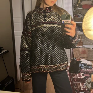 Norsk windstopper lusekofta - En vintage norsk lusekofta med de klassiska hakarna över bröstet och windstopper material på insidan. Den är väldigt tjock och varm och passar perfekt till hösten och vinter för en promenad i skogen till exempel. 