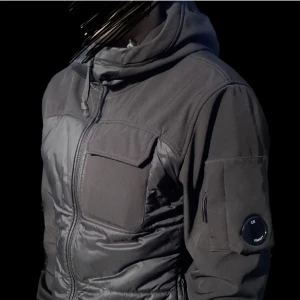 Cp company jacka herr - Säljer en cp company jacka som är använd i en säsong (höst). Är i väldigt bra skick. Säljs pågrund av ny jacka och därför inte kommer till användning. Storleken är L