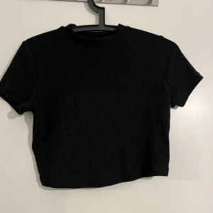 Crop top - Croppad tröja, svart, använd en gång. Hör gärna av er om ni har frågor eller tycker något är oklart, pris går alltid att diskutera❤️
