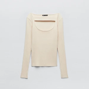 Långärmad benvit tröja - Säljer denna underbara tröja som man Boda kan ha så den är på bilden men även åt andra hållet så man har den öppen i ryggen🫶🏼😍