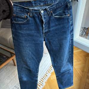 501 jeans från Levis 29 (passar en 36a bra).