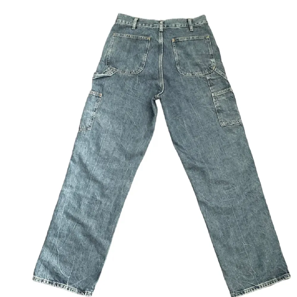 Jeans från zara i Carpenter stil Strlk: 36 Säljs pga ingen användning  Inga skador eller märken av användning då den används 3 ggr varsamt! Ny pris 429kr. Jeans & Byxor.