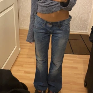 Lågmidjade Levis jeans - Säljer dessa jättefina Levis jeans jag köpt på Plick, för de tyvärr var för stora. Bra skick!💗