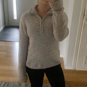 Tröja Bikbok  - Säljer denna ljusgråa, ribbstickade tröja från Bikbok med dragkedja upptill. Mjuk i materialet och sticks inte. Använd några gånger men inte många. 🤍