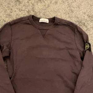 Stone island sweatshirt med färgen lila/vinröd. Skicka 9/10.  Kunden lägger bud!