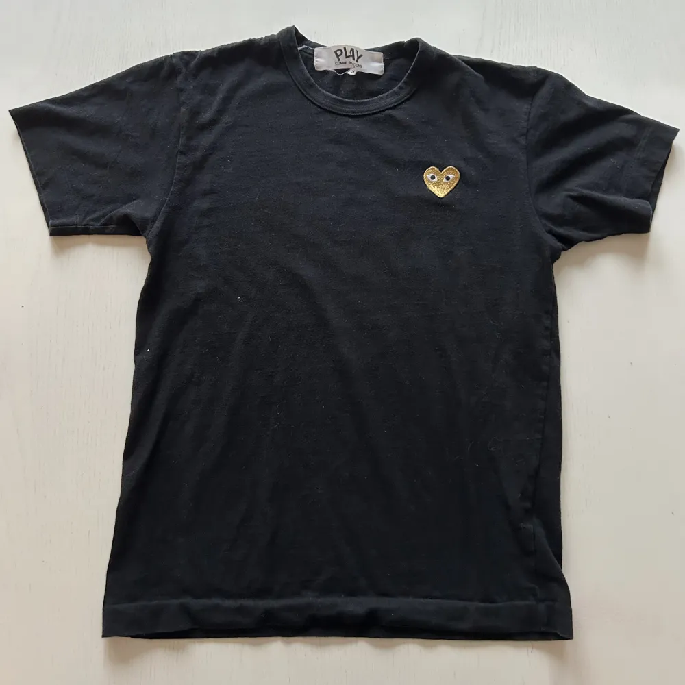 Säljer min cdg T-shirt, svart med guld hjärta, väldigt snygg och stilren! Bra skick!. T-shirts.