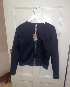Marinblå jacka - Aldrig använd, köpt i spanien. Har glitter detaljer.