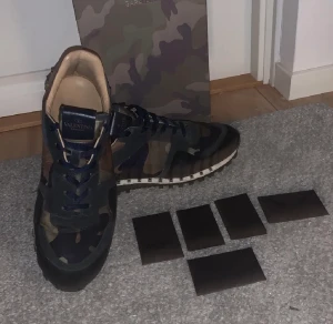 Valentino rockrunners - Ett par riktigt snygga valentino rockrunners, säljer på grund av att jag har växt ur dom. Skick 8/10  En nit har lossnat men man kan köpa nya. Nypris 7800 Tveka inte om du har några frågor eller vill ha fler bilder 