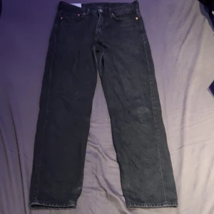 Jeans - Säljer dessa jeans från H&M.  då dom tyvärr blivit för små för mig bara haft dom i nån månad, så har ej använt dom mycket. Köpte för 300 kr. !! Tryck INTE på köp nu skriv privat till mig om du vill köpa!!