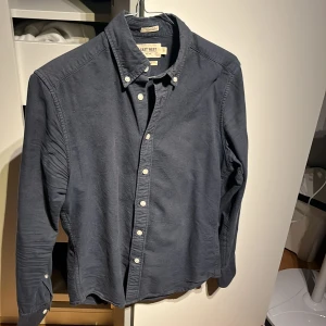 East West Skjorta - Säljer en snygg East West skjorta från brothers!  Storlek: Stoleken är XS Bra skick! Nypris 699 kr Obs! Modellen är 174 cm och har vanligtvis Small.  Skriv gärna om mer info och bilder! 