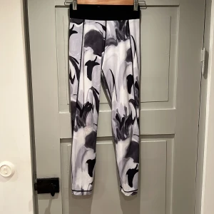 Gråmelerade löpartights - Tights för idrott/gymnastik frå adidas. Bred resår i midjan och slutar lite ovanför ankeln. Dottern har använt dem för idrottsaktiviteter, 11-12 år/152. 