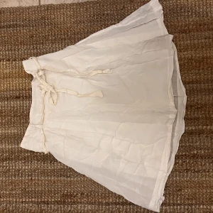 Kjol 00 tal  - Med underkjol. Lyser ej igenom. 