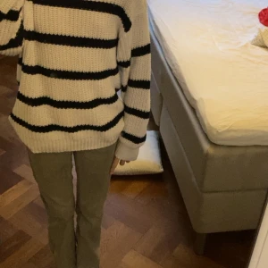 Säljer denna stickade tröjan  - Jag använder typ aldrig den längre så jag säljer den. Den är storlek 150 (barn)
