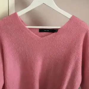 Säljer en rosa jätte fin stickad tröja som är perfekt till vintern. Den är från vero Moda och i bra skick. Säljer för 200 kr💕