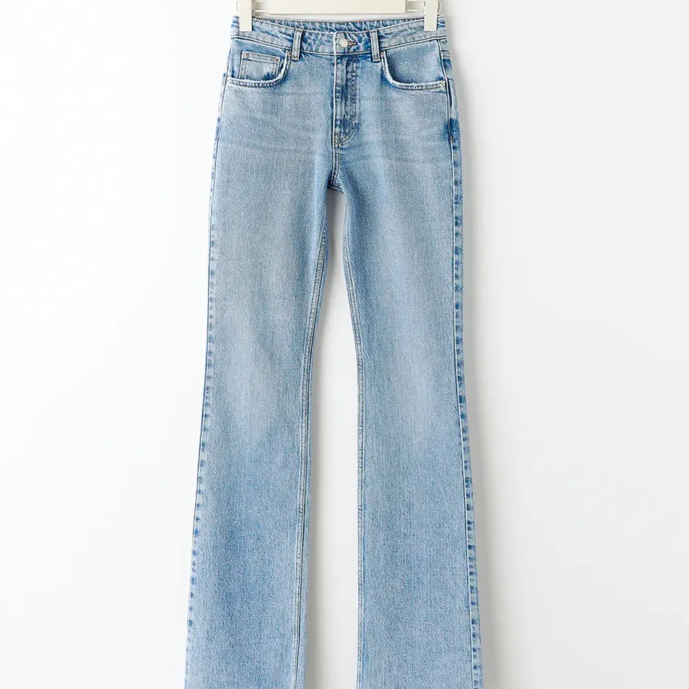 Säljer ett par jeans från Gina tricot som är i bra skick. nypris är 499kr. säljes av att de inte kommer till användning. Skriv jättegärna om ni är intresserade🙏🏼🥰 . Jeans & Byxor.