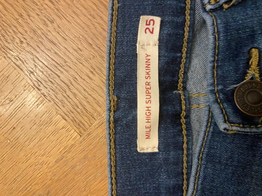 Levis jeans barn! Storlek 25 passar perfekt med bra hållbarhet! . Jeans & Byxor.