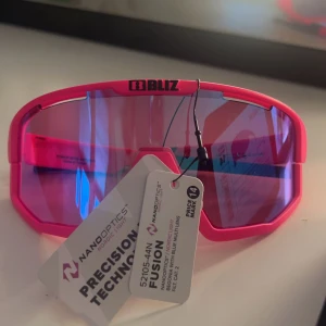 Blitz glasögon  - Helt nya blitzglasögon, säljer då jag fått 2 par, skit snygga, man kan byta ut den nedre delen till svart, köpt för 999, pris kan diskuteras 💗💗 