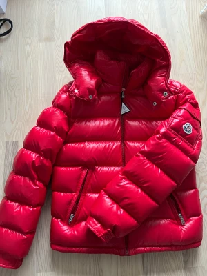 Moncler Maya - Nästan oanvänd Moncler dunjacka, modell Maya, storlek 14 år. Som ny. Nypris 9200kr. 