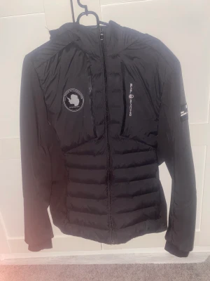 Sail racing jacka  - Säljer min sail racing jacka som jag anvönt i ca 1 år men ej regelbundet. I väldigt fint skick. Ingen rök lukt eller nägot har kommit nära jackan. Köptes för 3500. Tvättas innan säljes.