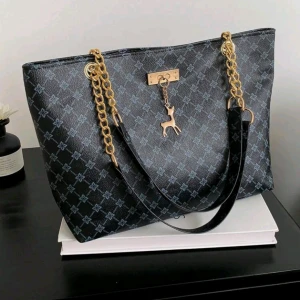 Handväska - NY - Snygg handväska med fina detaljer. Väskan är helt ny och aldrig använd.     Nypris: 289:-    Mer information finnes bland bilder.    👛🛍️🌺📦👜