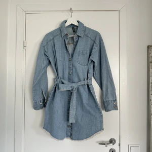 Jeansklänning - Superfin Jeansklänning i bra kvalitet. Använd 2 gånger