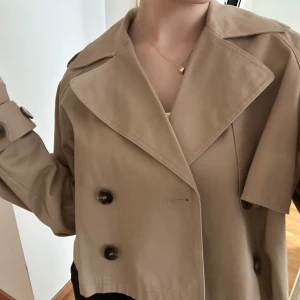 Kort trench jacka - Kort trench jacka från Gina tricot, strl xs💕