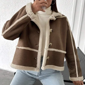 Jacka  - Brun beige jacka. I stl L men passa även Medium. Helt ny endast prövad. 