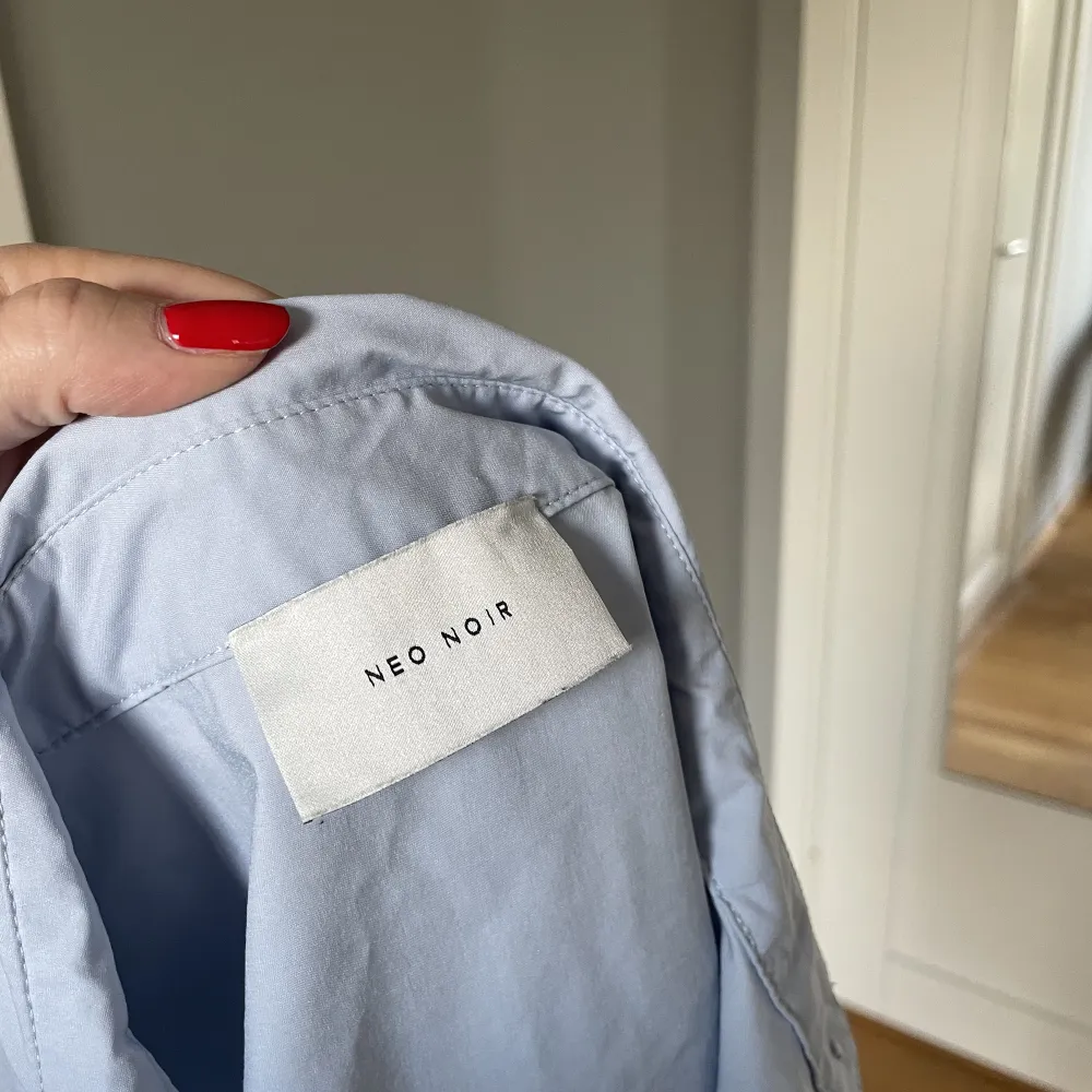 Supersnygg lyxig ljusblå skjorta från Neo Noir i storlek XS ✨💓 skjortan är endast använd en gång och säljer den nu eftersom den är lite för liten till mig 😝🤩. Skjortor.