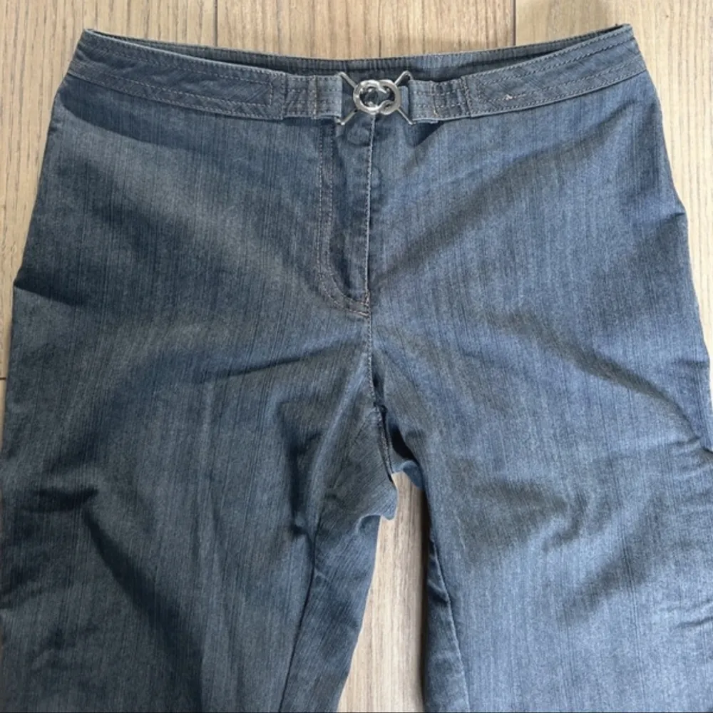 Coola byxor utan fickor med spänne. Low waist & bootcut. Storlek 36.. Jeans & Byxor.