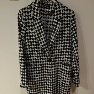 Rutig kappa Gina tricot - Rutig kappa från ginatricot i strl 36! Det är en tunn kappa i fint skick, endast användt några ggr.