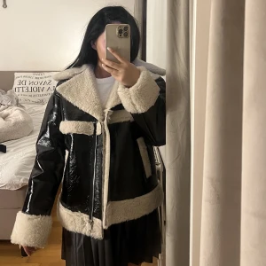 Höst jacka  - Jättefin jacka perfekt till hösten. Den är bekväm och använda några gånger men som ny. Storlek 32 men är oversize, så skulle även passa 34 och 36 beroende på hur man vill att den ska sitta. Skriv vid intresse💓💓