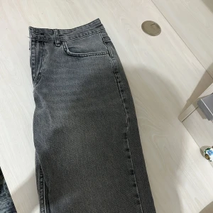 Gråa Flare Jeans - Använd ett fåtal gånger. Som ny!