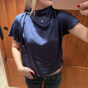 Zara topp - En blå zara topp i storlek M. Aldrig använd.