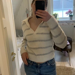 Stickad tröja med krage - Super fin stickad tröja från Gina tricot, säljer då den är för liten. Grå vit randig och storlek xs. Säljer för 120 + frakt. Köpt för 300-400kr