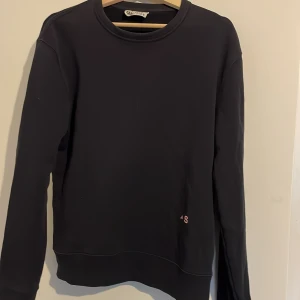 Acne Studios Tröja - Tröja Från Acne Studios Med Diskret Logotyp (aS)  Nypris: 1.700kr  Storlek: S Skick: Bra, Har Dock Krympt I Tvätten (Slim Fit)