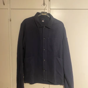 C.P Company skjorta/overshirt - En riktigt fet C.P Company skjorta/overshirt! Köptes på Wallenbergs i Umeå innan dom la ner i sommar. Använd 1 gång så den är i nyskick. Hör gärna av er vid mer info!