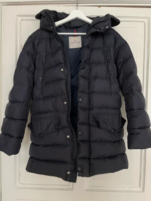 Moncler vinterjacka - Säljer min vinterjacka som är köpt på NK i Göteborg. Använd 1 vinter och mer har den inte kommit till användning, så den är i fint skick och inga avvikelser. Ny pris 10.000kr