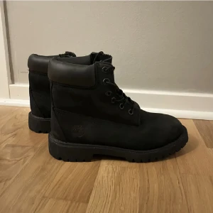 Kängor   - Säljer mina svarta timberlands sen endast är använda ett fåtal gånger och är som nya. Nypris 2399:-