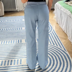 Carhartt byxor - Sjukt fina ljusblå chinos/kostymbyxor från carhartt, superbra skick!