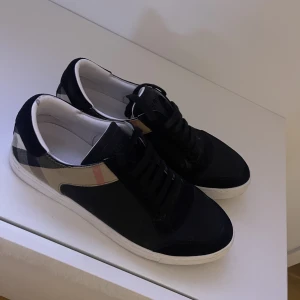 Burberry Sneakers - Använda 1-2 gr 